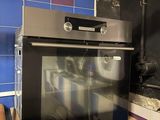 deux fours dans une cuisine dont les murs sont recouverts de carrelage bleu