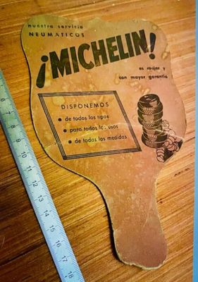 une photo d'une feuille de papier posée sur une table, à côté d'une règle