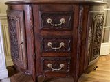 une photo d'une armoire en bois dans un coin d'une pièce