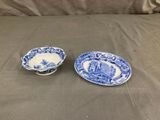 deux assiettes bleues et blanches sur lesquelles figurent un homme et une femme