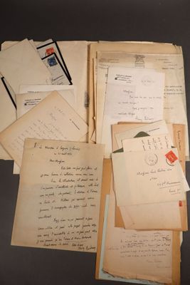 une pile de vieilles lettres et d'enveloppes posée sur une table