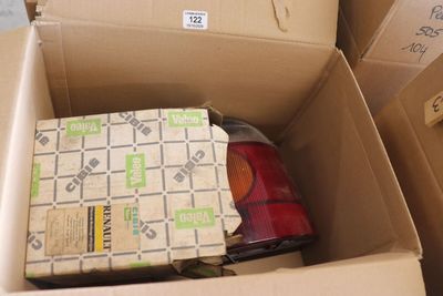 une boîte en carton contenant un livre, posée par terre