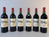 six bouteilles de vin rouge sont alignées sur une table