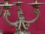 trois bougies posées sur une table