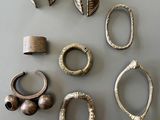 Plusieurs bagues en argent sont disposées sur une table