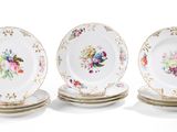 trois assiettes à motifs floraux sont empilées les unes sur les autres