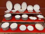 plusieurs assiettes et bols posés sur une table rouge