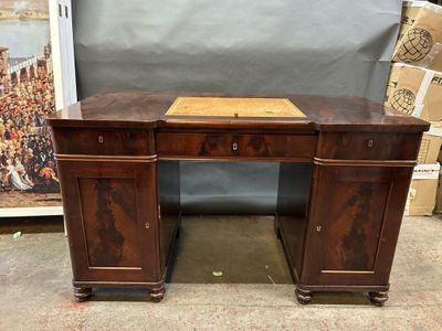 Bureau à caissons en acajou flammé. - Photo 1