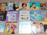 beaucoup de CD de toutes sortes par terre