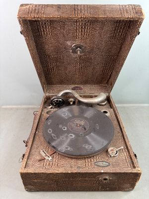 un vieux tourne-disque posé sur une caisse en bois