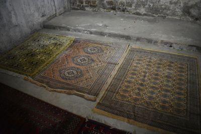 deux tapis étalés sur le sol dans une pièce