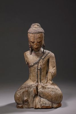 une image représentant une statue d'une personne assise en position de méditation