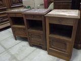 deux tables de chevet avec un plateau en marbre et des tiroirs dans une chambre
