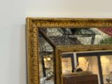 un miroir accroché au mur dans le coin d'une pièce
