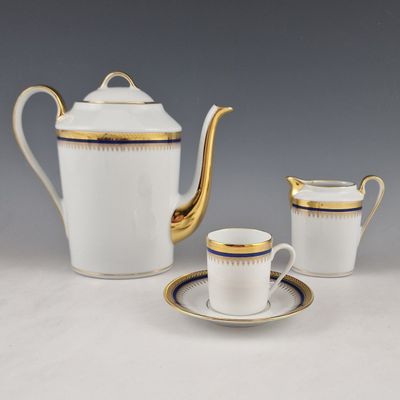 service à thé et à café en porcelaine, trois pièces, avec des bordures dorées