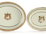 deux assiettes blanches ornées d'une bordure dorée et d'une image représentant un cheval