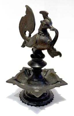 INDE DU SUD. LAMPE à HUILE en bronze à patine brune, à decor…