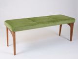 un banc vert posé sur une surface blanche