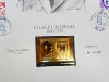 le dessin d'un homme en costume-cravate sur une feuille de papier