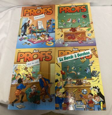 quelques livres posés sur un lit