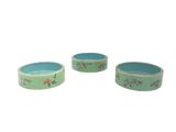 trois bols verts ornés de motifs floraux sur fond blanc