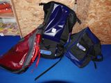 trois sacs posés sur un tapis bleu