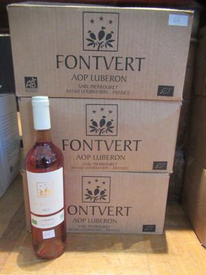 une bouteille de vin à côté d'un carton de vin