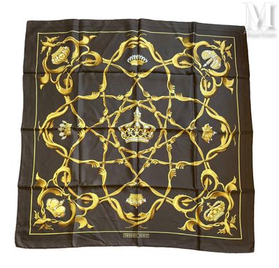 une écharpe noire et dorée ornée d'une couronne