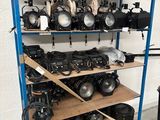 une étagère sur laquelle sont disposés de nombreux types de luminaires différents