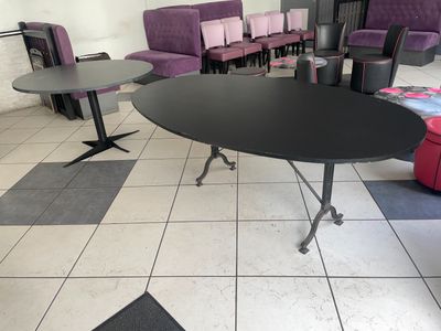 une table et des chaises dans une pièce au sol à carreaux