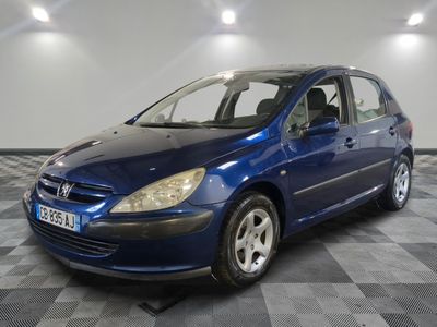 une photo d'une voiture bleue garée dans un garage