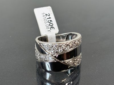 Gros plan sur une bague portant une étiquette