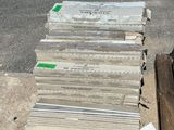 un tas de cartons posé au bord de la route