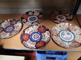 de nombreuses assiettes posées sur une étagère dans une pièce