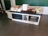 une table sur laquelle sont posées plusieurs serviettes
