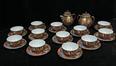Service à thé SATSUMA, douze tasses et sous-tasses, un pot à…
