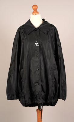 le dos d'une veste noire sur un mannequin, un mannequin, un mannequin, un mannequin, un mannequin, un mannequin, un mannequin, un mannequin