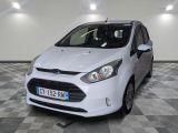 une photo d'une Ford Fiesta blanche garée dans un garage
