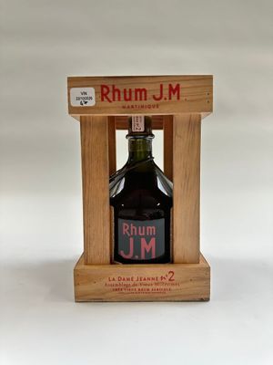 une bouteille de rhum posée sur un support en bois et portant une étiquette
