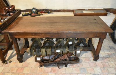 une table en bois sur laquelle sont posées des chaussures