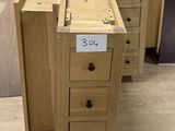 trois tiroirs en bois sur lesquels figure un numéro