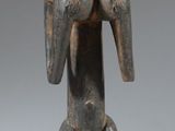 l'image d'une statue d'un homme avec un chapeau sur la tête