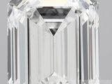un diamant taille émeraude sur fond blanc