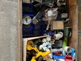 une caisse en bois remplie d'outils divers et variés