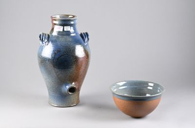 deux vases et un bol posés sur une surface blanche