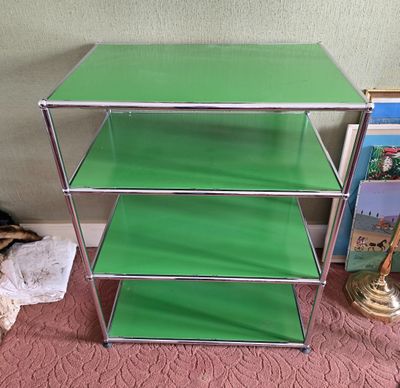 une étagère verte surmontée de trois tablettes