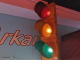 un feu tricolore suspendu au plafond devant un magasin