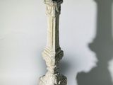 une bougie posée sur une table