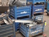 de nombreuses caisses bleues dans un entrepôt, avec un camion bleu en arrière-plan