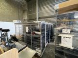 une machine qui déplace un grand nombre d'articles dans un entrepôt